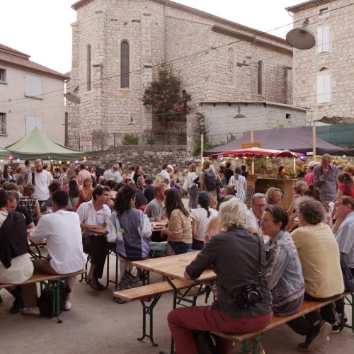 Les festivaliers au boulodrome de Lussas - © Anne Roux